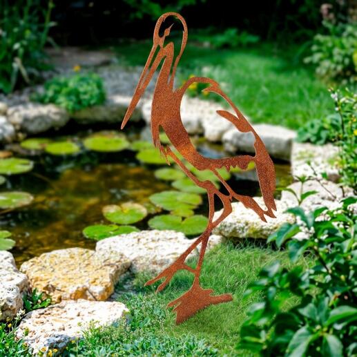 Gartenstecker in Form eines Storches aus rostfreier Farbe im Garten