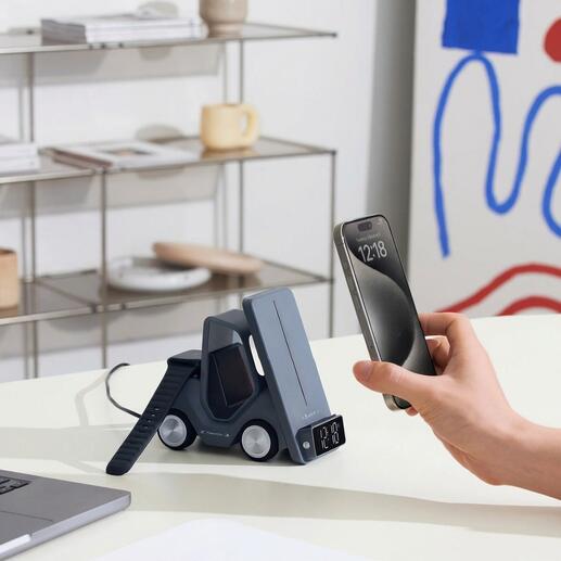 Qi-Lade-Stapler mit Smartphone, welches aufgeladen wird, und digitaler Uhranzeige.