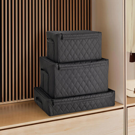 Drei Stapelboxen mit Stepp-Rautenmuster in Schwarz, auf einem Regal platziert.