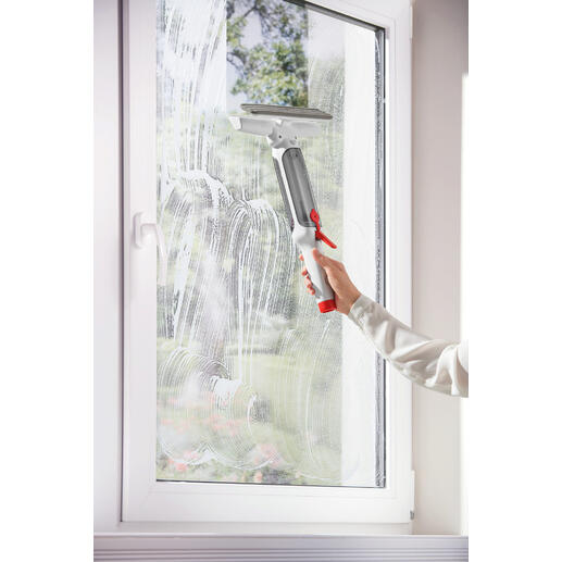 Person reinigt Fenster mit 3-in-1 Teleskop-Fensterwischer, Seifenlauge auf dem Glas.