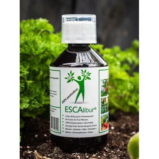 ESCAlibur® Pflanzennahrung in Flasche, 250 ml vor grünem Pflanzenhintergrund.