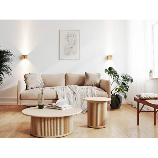 Wandleuchte Cubus aus Eiche neben einem modernen Sofa im Wohnzimmer