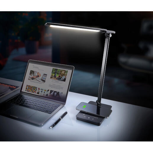 Dynamische LED-Schreibtischleuchte auf einem Schreibtisch neben einem Laptop