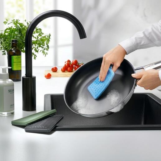 Person reinigt eine Pfanne mit einem blauen Silikon-Spülschwamm.