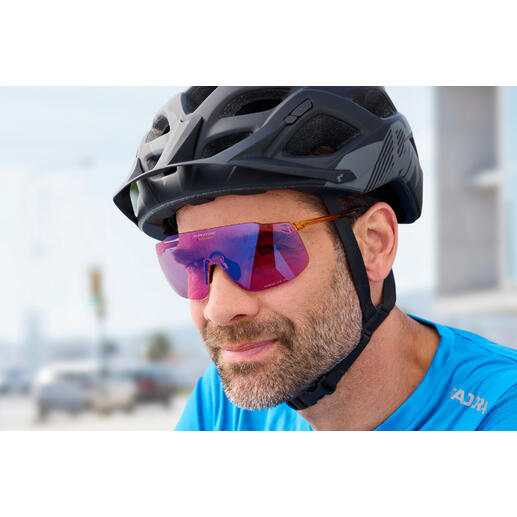 Mann in Sportbekleidung trägt eine Sonnenbrille.