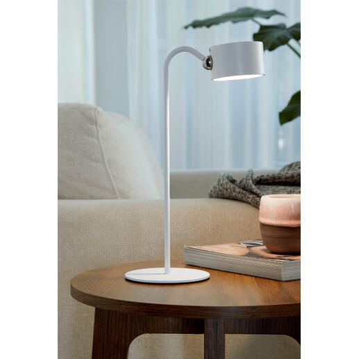 Moderne LED-Akku-Leuchte auf einem Tisch, ideal für die Beleuchtung im Wohnbereich.