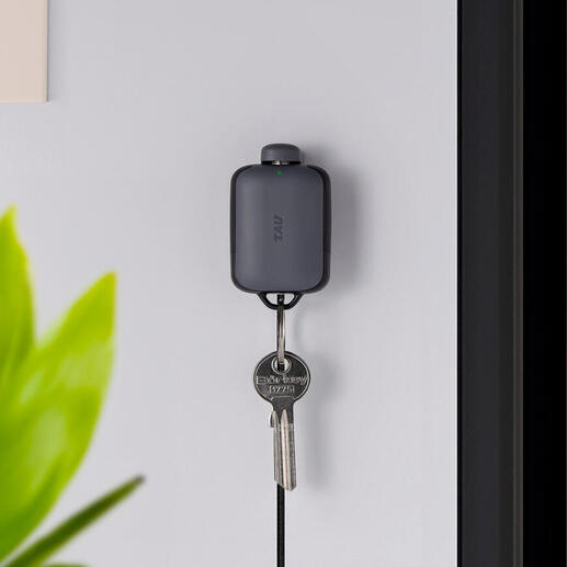 3-in-1 Mini-Powerbank 2.0 an einer Wand mit einem Schlüssel aufgehängt.