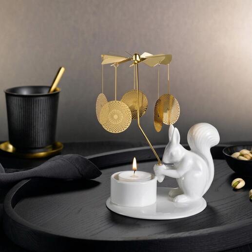 Teelichtkarussell mit Eichhörnchen hält ein Teelicht auf einem eleganten Tisch.