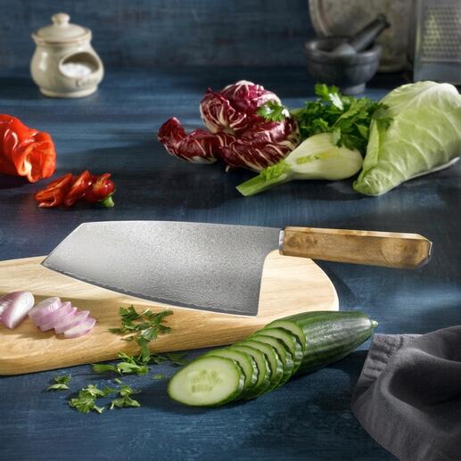 Damast Nakiri-Messer auf einem Holzbrett, umgeben von frischen Gemüse.