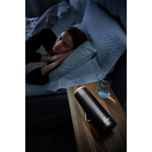 Mobiler 2-in-1 Luftreiniger auf einem Nachttisch neben schlafender Person