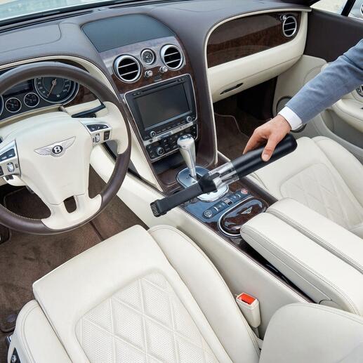 2-in-1 Akkusauger wird im Auto verwendet, um den Innenraum zu reinigen.