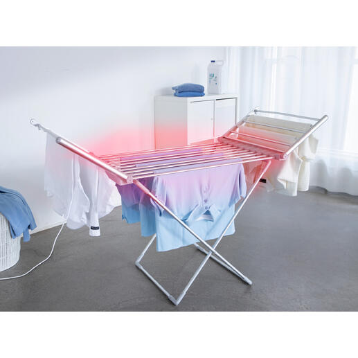Elektrischer Wäscheständer XXL mit Wäsche zum Trocknen in einem hellen Raum