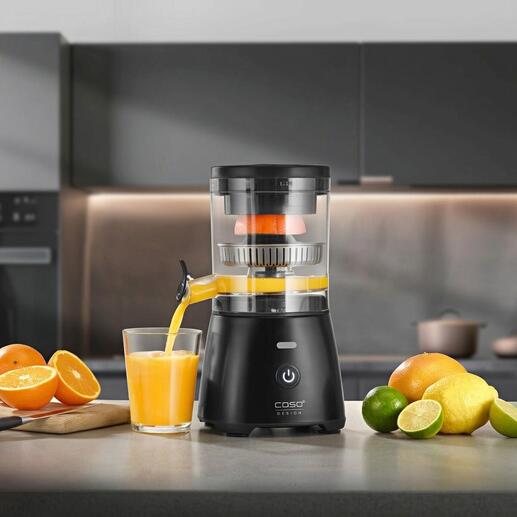 Vollautomatische Zitruspresse in der Küche, Orange wird ausgepresst.