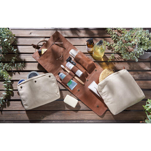 Büffelleder-Kulturtasche So individuell wie Ihre Reise: die flexible Kulturtasche für Anspruchsvolle. Büffelleder-Kulturtasche mit verschiedenen Pflegeprodukten auf einem Tisch.