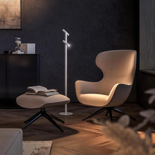Moderne Stehleuchte Taschenlampe im Wohnzimmer mit gemütlicher Beleuchtung.