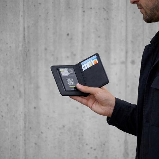 Hand hält AirCard Pro Apple in schwarzem Etui