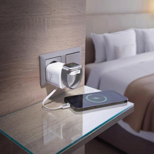 Schnellladegerät, das ein Smartphone und eine Smartwatch gleichzeitig auflädt, in einer Hotelumgebung.