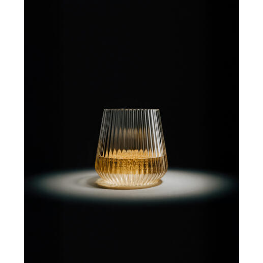 Bruchsicheres Design-Glas in elegantem Design auf beleuchtetem Hintergrund