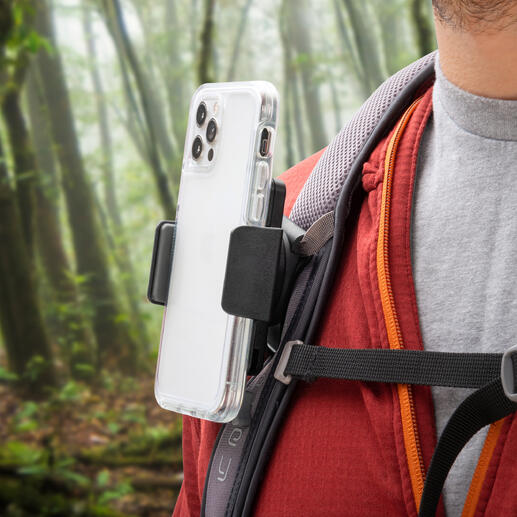 Smartphone-Gurthalter wird an einem Rucksack befestigt.