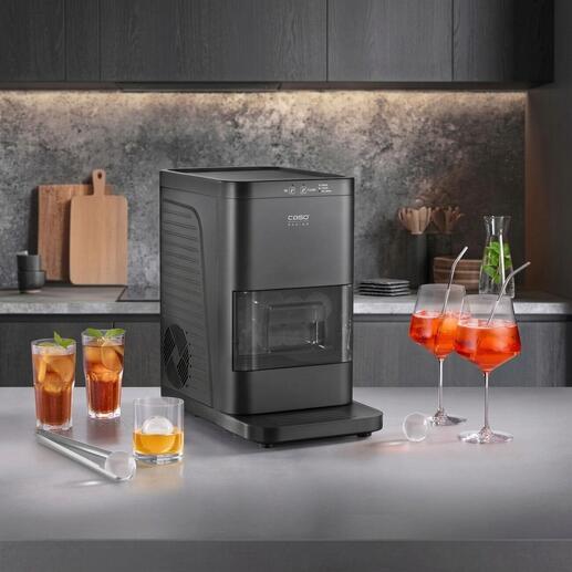 Eiskugelbereiter mit Cocktails und Gläsern auf einem Tisch.
