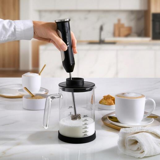 Akku Milchaufschäumer in Benutzung mit Milch