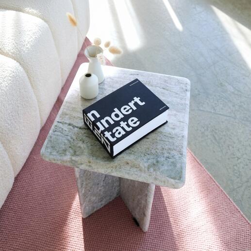Buch mit dem Titel 'Hundert Zitate' auf einem Tisch.