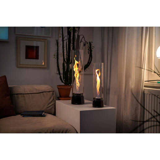 Zwei flammenförmige Lampen im Wohnbereich strahlen Licht aus.