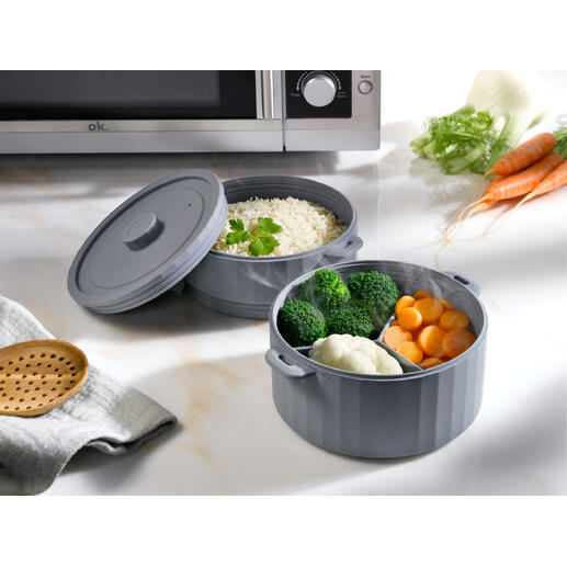 Doppelstöckiger Dampfgarer mit Gemüse und Reis in grauer Schüssel.
