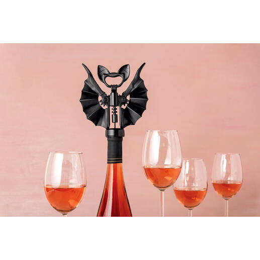 Fledermaus-Korkenzieher mit Flügeln auf einer Weinflasche.