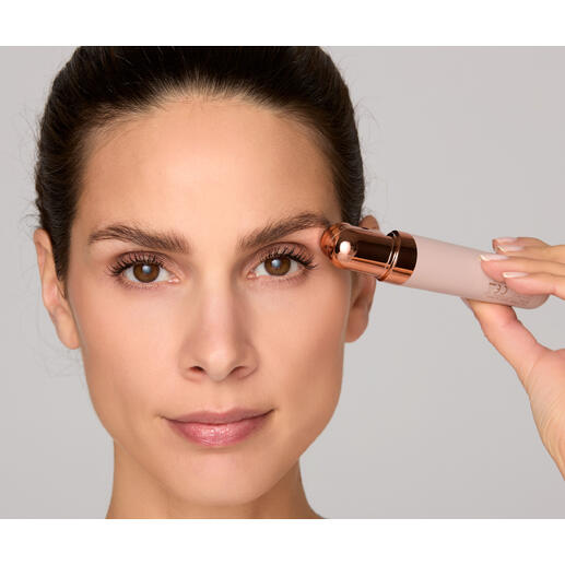 Frau hält Gesichtsrasierer Roxy an ihre Augenbraue.