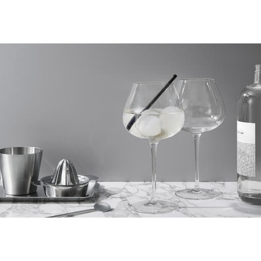 Zwei elegante Glas-Gingläser auf einem Marmor-untergrund