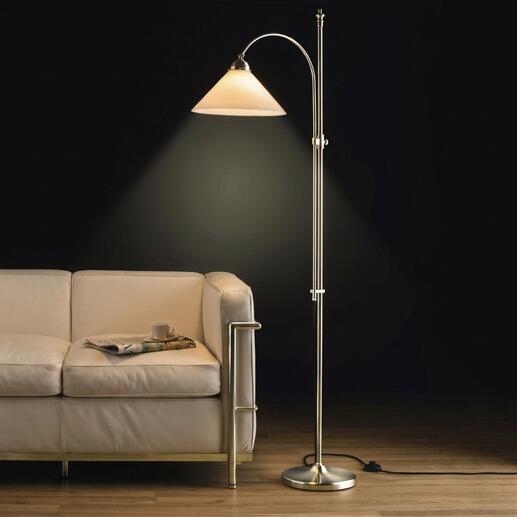 Berliner Messing-Stehlampe mit schirm auf einem Holzfußboden neben einem Sofa