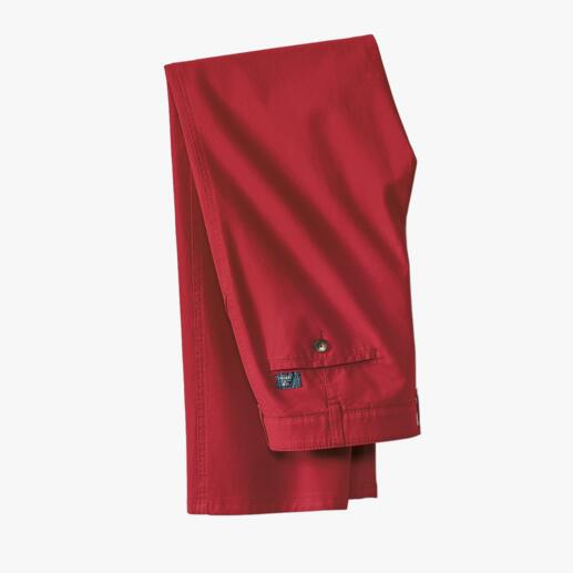 Rote Fein-Canvas-Hose gefaltet auf weißem Hintergrund
