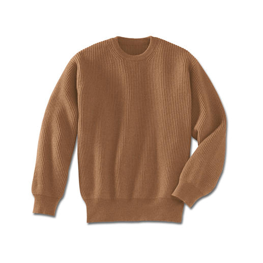 Der Pullover aus reinem Kamelhaar. Jedes Teil des Pullovers wird einzeln fully-fashioned in Form gestrickt, erst anschließend zusammengekettelt.