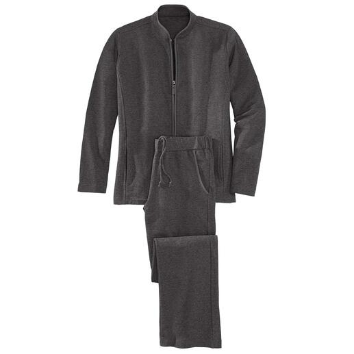 Grauer Loungewear-Anzug, bestehend aus Jacke und Hose, auf weißem Hintergrund.
