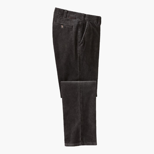Schwarze Feincordhose mit geraden Beinen auf einem weißen Hintergrund.