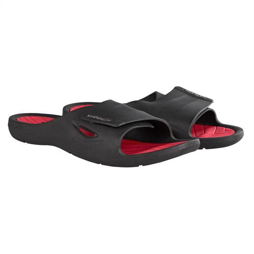 Schwarze und rote Badeschuhe für Herren auf weißem Hintergrund.