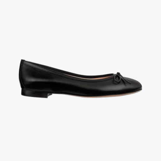 Schwarze Ballerina mit Schleife, seitliche Ansicht.