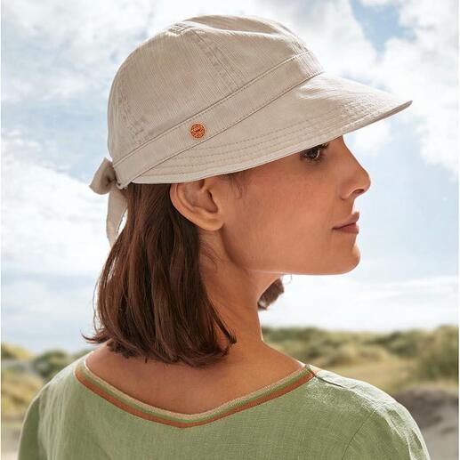 Frau mit Mayser Lady-Cap, seitlich am Strand