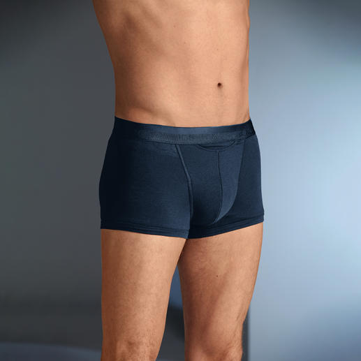 HOM Panty H01 in Navy, getragen von einem Mann.