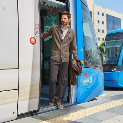 Mann verlässt Tram in Braunen Cardigan und heller Hose