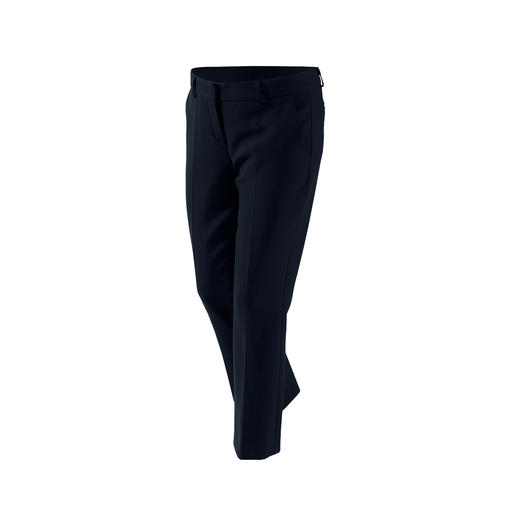 Dieses Basic-Trio wird Ihre Garderobe enorm bereichern. Von NVSCO. Blazer, Hose &  Kleid in zeitgemäßem Schnitt, perfekter Passform und aus  kofferfreundlichem Material.
