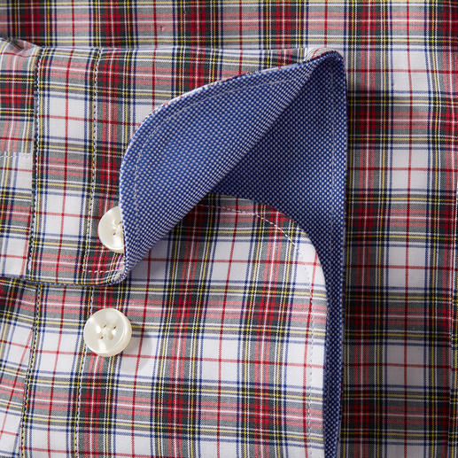 Dorani Tartan-Karohemd, Stewart Dress (Rot/Weiß) Nahaufnahme des Kragens eines rot-weiß karierten Hemdes.