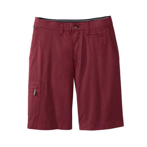 Rote Bermuda-Hose auf einem weißen Hintergrund, vollständig ausgelegt.