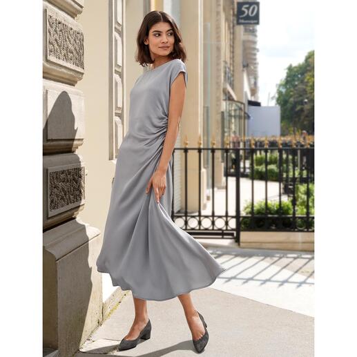 Das silbergraue Satin-Kleid vom Edel-Label Seventy Venezia, Italy. Eleganter Blickfang. Figurschmeichler. Und Wohlfühl-Garant für viele Anlässe.