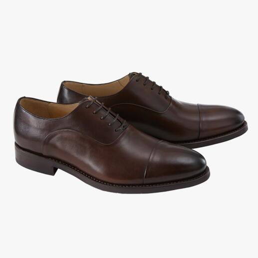 Zwei braune Cordwainer Business-Schuhe mit Schnürung, Vorderansicht.