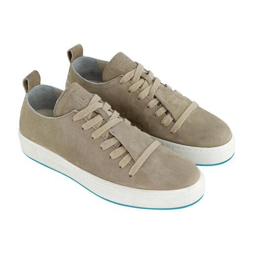 Der Sneaker, den man unter 100 Modellen vermissen würde. Clean, vielseitig, zeitlos, hochwertig ... und unglaublich bequem. Von Chaaya, Österreich.