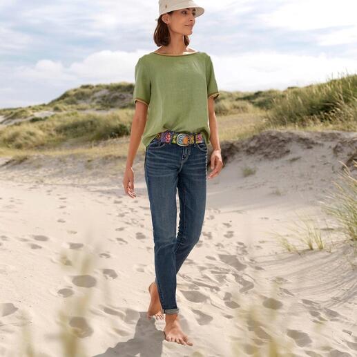 Frau trägt La Feé Maraboutée Leinen-Shirt in Olivgrün am Strand