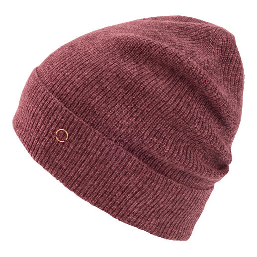 Marsala-farbener Kaschmir-Beanie auf weißem Hintergrund.