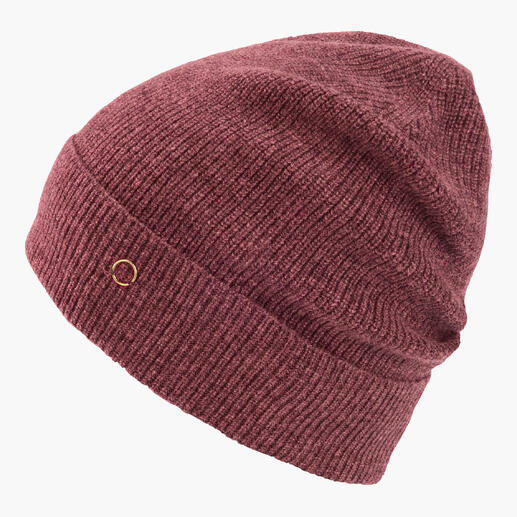Marsala-farbener Kaschmir-Beanie auf weißem Hintergrund.